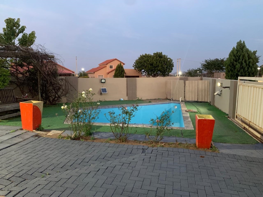 4 Bedroom Property for Sale in Waterkloof East North West